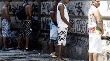 Imagem Rio: Três são detidos por fazer xixi na rua