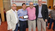 Imagem Tinoco, Duquinho, Geraldo Júnior e Carballal recebem prêmio Amigos do Carnaval