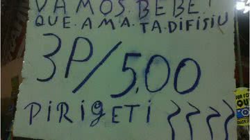 Imagem "Vamos bebe que ama tá difísil" (sic), dizia o anúncio de um ambulante