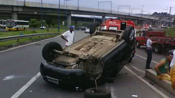 Imagem Carro bate em poste e outro cai de viaduto na Rótula do Abacaxi