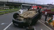 Imagem Carro bate em poste e outro cai de viaduto na Rótula do Abacaxi