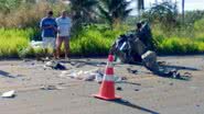 Imagem Carro parte ao meio após colisão na BR-101