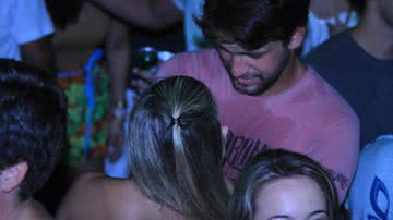 Imagem Ex-BBB paquera loira no ensaio do Harém