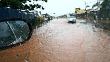 Imagem Prefeitura tenta remendar a cidade