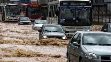 Imagem Domingo de chuva e ruas alagadas