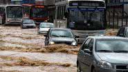 Imagem Domingo de chuva e ruas alagadas