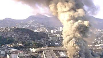 Imagem Incêndio na Cidade do Samba no RJ