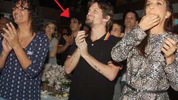 Imagem Chico Kertész aparece de penetra em foto de Ivete Sangalo com amigos