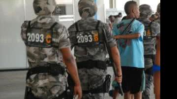 Imagem PM prende brigões do Salvador Fest