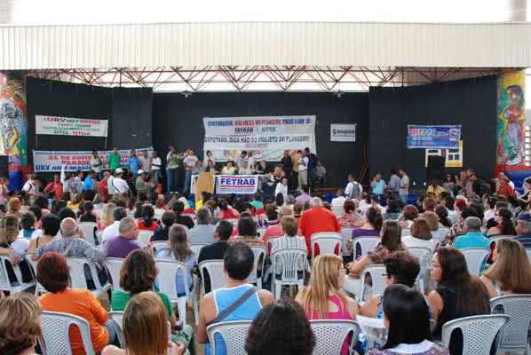 Imagem Servidores discutem URV em assembleia