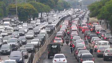Imagem Shows e futebol movimentam avenida