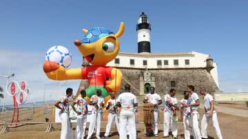 Imagem Sob olhares desconfiados, Mascote da Copa chega a Salvador