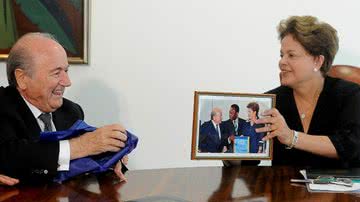 Imagem Dilma assegura compromissos com a Fifa, diz Blatter