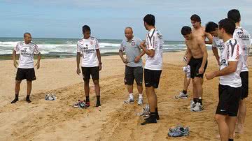 Imagem Antes de voltar a São Paulo, Corinthians treina em praia de Salvador