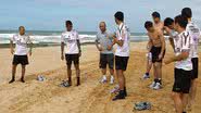 Imagem Antes de voltar a São Paulo, Corinthians treina em praia de Salvador