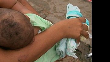 Imagem Bebê de quatro meses é jogado no chão durante briga