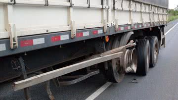 Imagem Carreta bate em carro e mata uma criança em Cristópolis