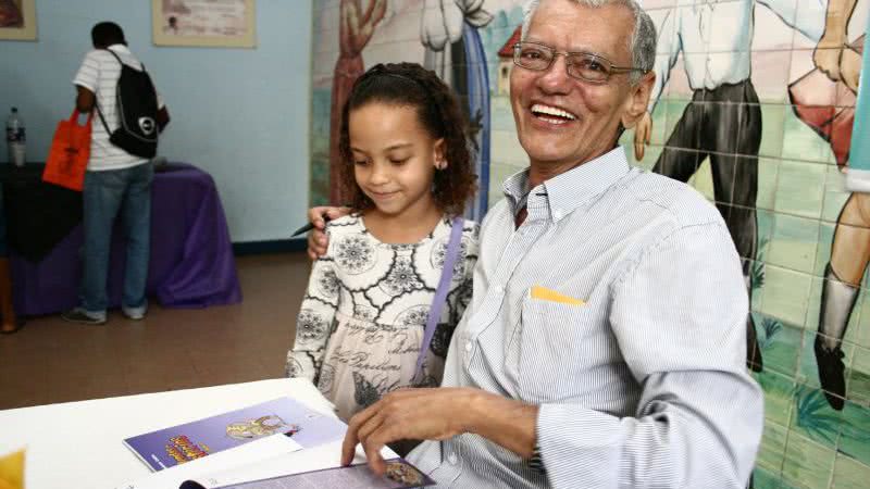 Imagem Antônio Cedraz autografa o livro Lendas e Mistérios