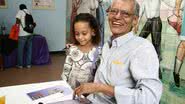 Imagem Antônio Cedraz autografa o livro Lendas e Mistérios