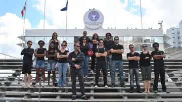 Imagem Artistas protestam em frente à prefeitura