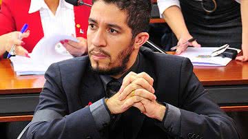 Imagem Alunos da Jorge Amado processam Jean Wyllys
