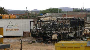 Imagem Ônibus da Prefeitura de Brumado é incendiado