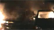Imagem Jovens são detidos após incendiarem carros em delegacia 