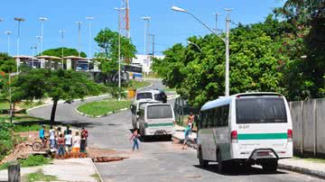 Imagem Cratera engole carro em Itapuã