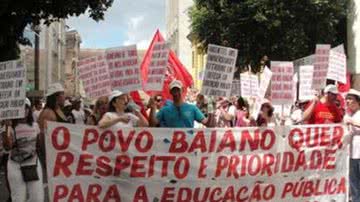 Imagem Professores universitário mantêm greve