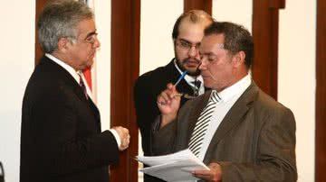 Imagem Deputados tentam "desamarrar as mãos" para trabalhar