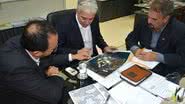 Imagem Marcelino Galo tenta evitar confronto