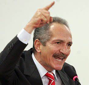 Imagem Aldo Rebelo numa saia-justa