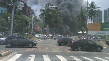 Imagem Caminhão pega fogo e trava o trânsito na Garibaldi