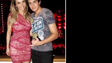 Imagem Luan Santana é flagrado aos beijos com mais uma gata