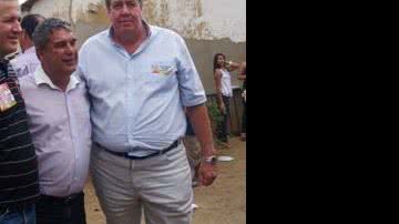 Imagem Quem diria, Rosemberg Pinto e Cícero Alencar abraçadinhos