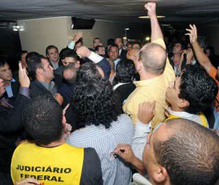 Imagem Sindicalistas agridem relator do orçamento