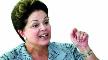 Imagem Dilma usa uma pulseira contra mau-olhado