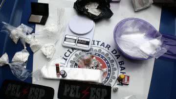 Imagem Policiais apreendem drogas na Boca do Rio