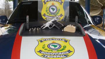Imagem Jovem é preso com arma e drogas em ônibus