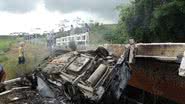 Imagem Carro cai em vala, explode e motorista fica ferido