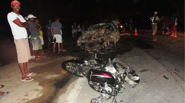 Imagem Carro explode após colisão em Feira de Santana