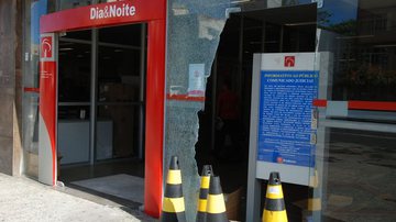 Imagem Bandidos explodem dois caixas eletrônicos em Salvador