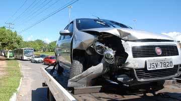 Imagem Carro bate em poste na Av. Paralela