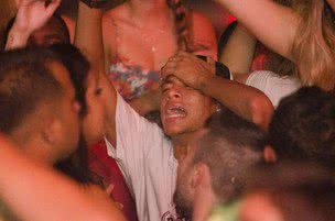 Imagem Neymar 'se joga' em balada no Guarujá