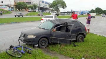 Imagem Carro capota duas vezes e ocupantes saem ilesos