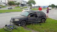 Imagem Carro capota duas vezes e ocupantes saem ilesos
