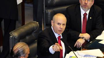 Imagem Mantega tenta justificar mínimo de R$ 545