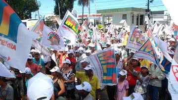 Imagem  Sem-terras se reúnem em frente à Governadoria