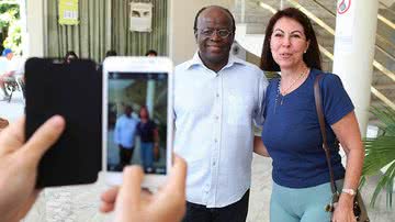 Imagem Joaquim Barbosa é aplaudido por eleitores durante votação no Rio