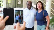 Imagem Joaquim Barbosa é aplaudido por eleitores durante votação no Rio